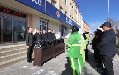 临夏经济开发区开展“寒冬送温暖”活动为环卫工人发放御寒服装